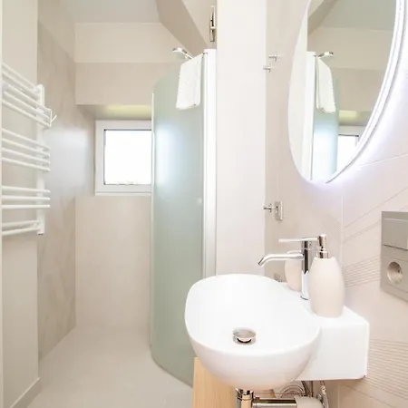 Cohost I Palm Palanga