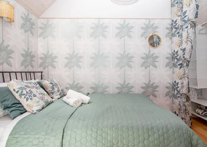 Apartment Cohost I Palm